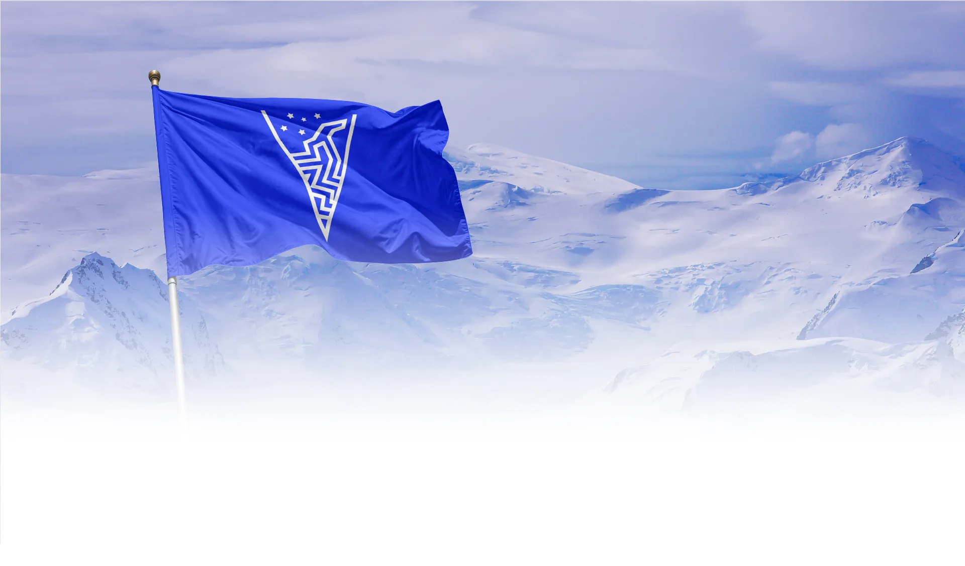Bandera de Transforma Antártica ondeando sobre las montañas de la Antártica