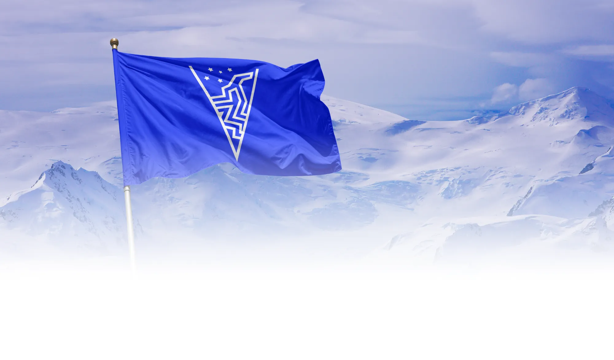 Bandera de Transforma Antártica sobre las montañas