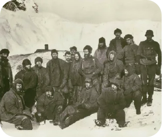Tripulación de la expedición de Shackleton en la isla Elefante